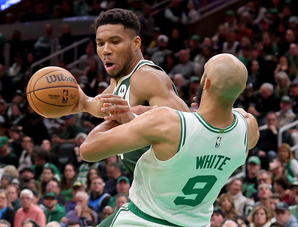 一名队员看 一名队员看